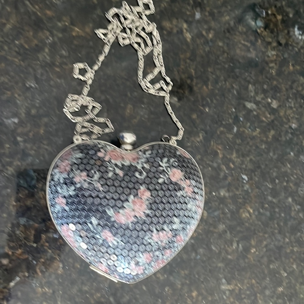 Small Heart Shape Clutch With A Chain - image 1